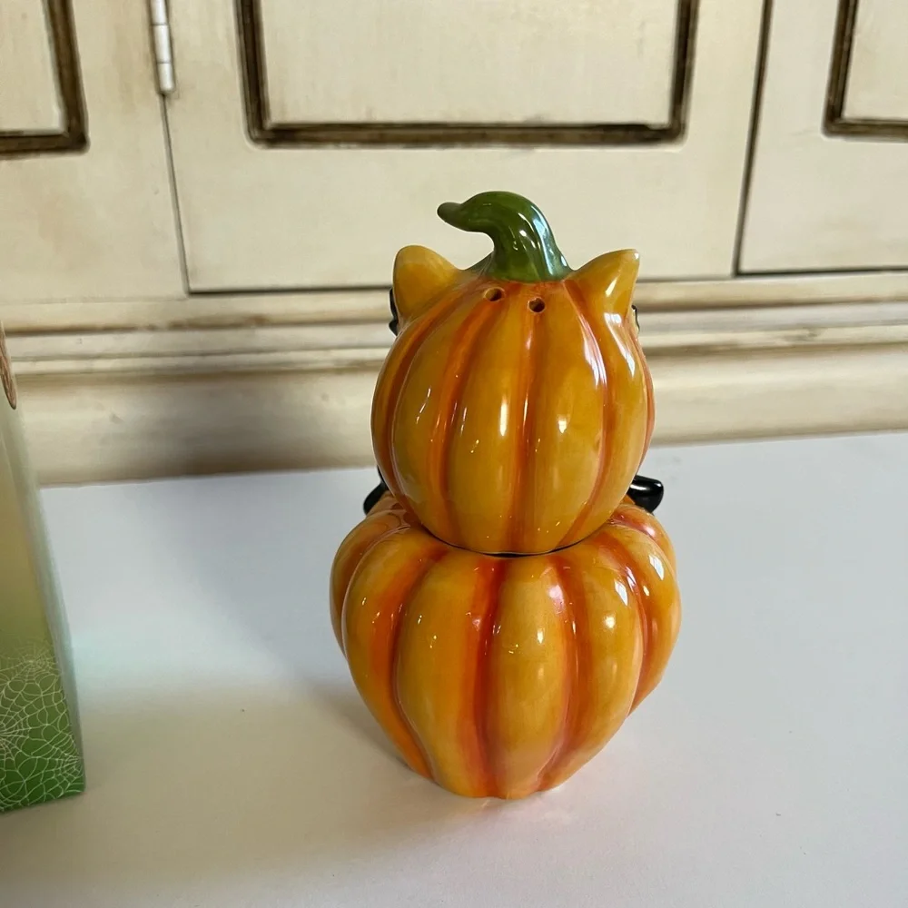 NIB Cracker Barrel Fall Halloween Salt & Pepper Cat & Owl Pumpkin, Stackable